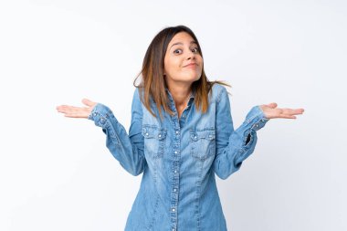 Soyutlanmış beyaz arka planı olan genç bir kadın şüpheli hareketler yapıyor.