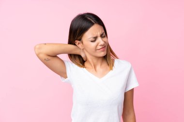 Boynu ağrıyan, pembe bir geçmişi olan genç bir kadın.