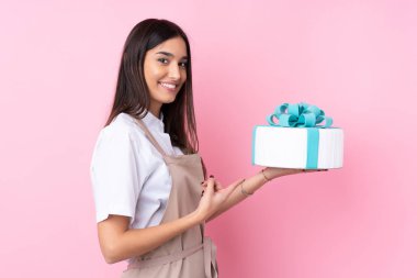 Geniş pastalı, soyutlanmış bir geçmişi olan genç bir kadın.