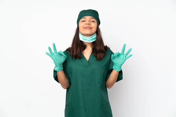 Chirurg Žena Zelené Uniformě Izolované Bílém Pozadí Zen Póze — Stock fotografie