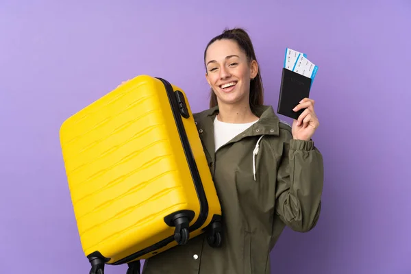 Jovem Morena Sobre Fundo Roxo Isolado Férias Com Mala Passaporte — Fotografia de Stock