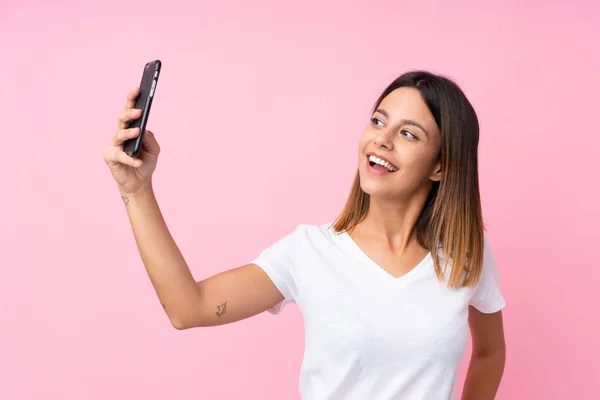 Jonge Vrouw Geïsoleerde Roze Achtergrond Het Maken Van Een Selfie — Stockfoto