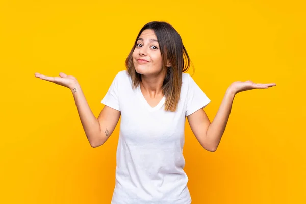 Giovane Donna Sfondo Giallo Isolato Facendo Dubbi Gesto — Foto Stock