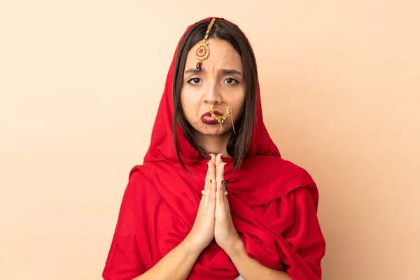 Mladá Indiánka Izolovaná Béžovém Pozadí Drží Dlaň Pohromadě Osoba Žádá — Stock fotografie