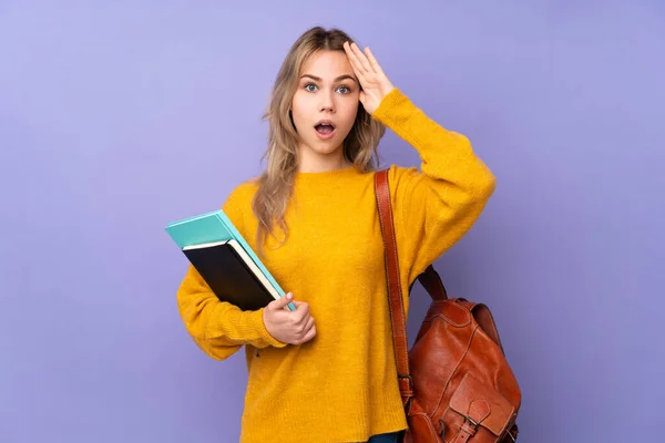 Adolescente Estudante Russo Menina Isolada Fundo Roxo Com Expressão Surpresa — Fotografia de Stock