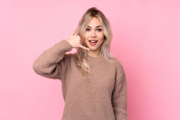 Menina Loira Adolescente Vestindo Uma Camisola Sobre Fundo Rosa Isolado — Fotografia de Stock