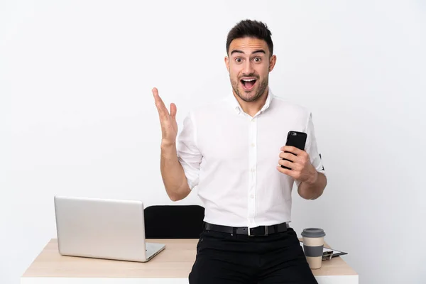 Junger Geschäftsmann Mit Handy Einem Arbeitsplatz Mit Überraschendem Gesichtsausdruck — Stockfoto