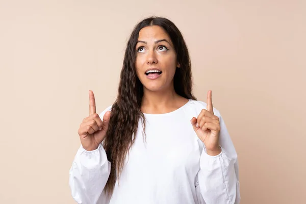 Giovane Donna Sfondo Isolato Che Punta Con Indice Una Grande — Foto Stock