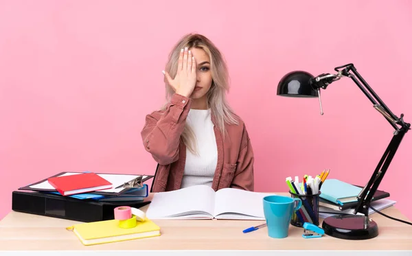 Joven Estudiante Trabajando Una Mesa Cubriendo Ojo Mano — Foto de Stock