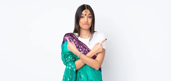 Young Indian Woman Isolated White Background Pointing Laterals Having Doubts — Stock Photo, Image