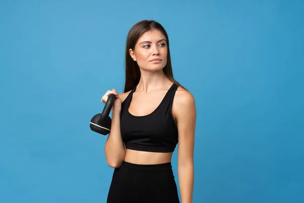 Giovane Donna Ragazza Sfondo Isolato Rendendo Sollevamento Pesi Con Kettlebell — Foto Stock