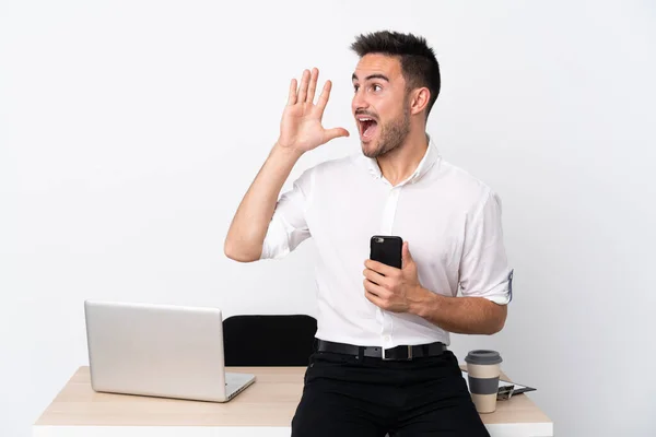 Ung Affärsman Med Mobiltelefon Arbetsplatsen Skriker Med Munnen Vidöppen — Stockfoto