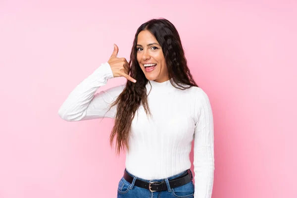 Jonge Vrouw Geïsoleerde Roze Achtergrond Maakt Telefoon Gebaar Bel Terug — Stockfoto