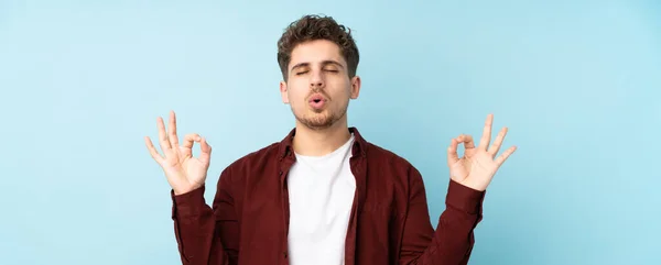 Young Caucasian Man Isolated Background Zen Pose — Stock Photo, Image