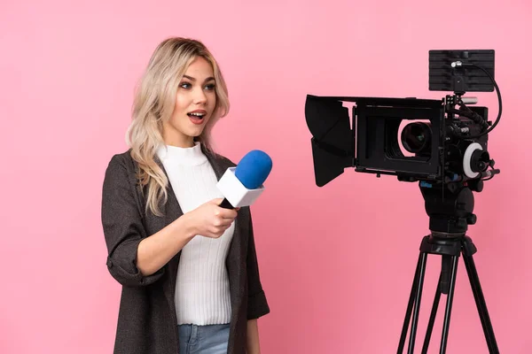 Mulher Repórter Segurando Microfone Reportando Notícias Sobre Fundo Rosa Isolado — Fotografia de Stock