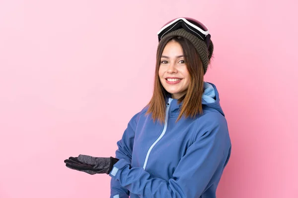 Jonge Skiër Vrouw Geïsoleerde Roze Achtergrond Reikende Handen Aan Zijkant — Stockfoto