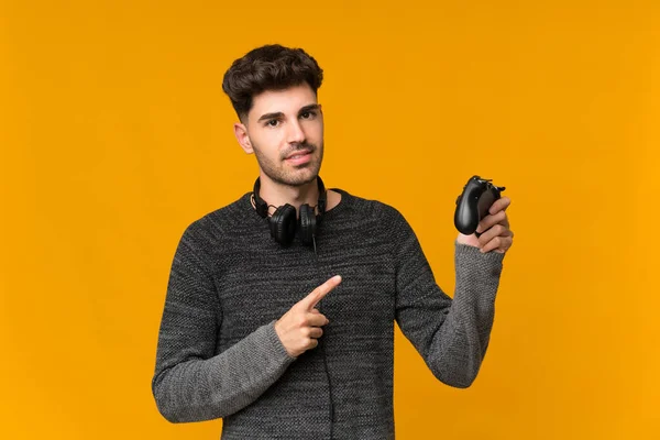 Jeune Homme Sur Fond Isolé Jouer Des Jeux Vidéo — Photo