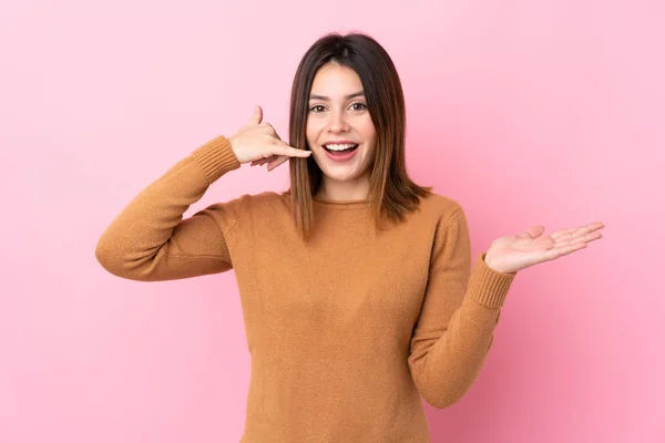 若いです女性以上隔離されたピンクの背景作る電話ジェスチャーと疑問 — ストック写真