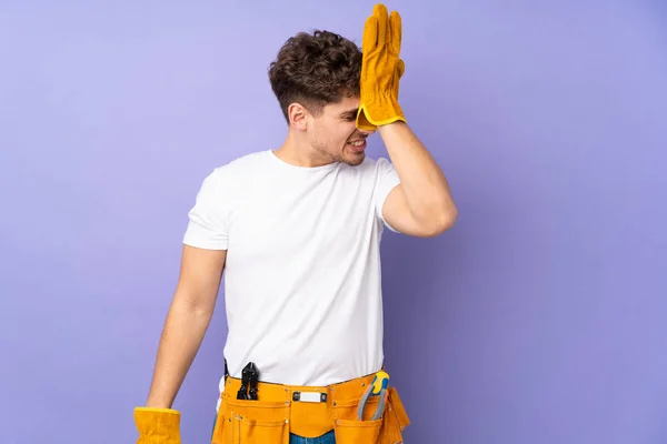 Jovem Eletricista Homem Mais Isolado Fundo Roxo Ter Dúvidas Com — Fotografia de Stock