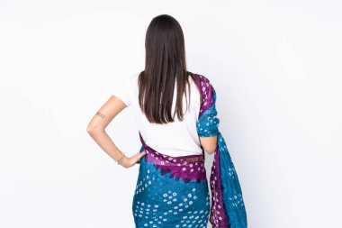 Genç Hintli kadın beyaz arka planda izole edilmiş.