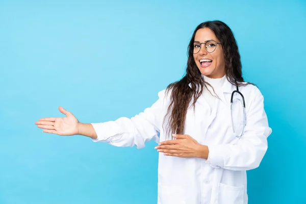 Junge Ärztin Über Isoliertem Blauem Hintergrund Die Hände Zur Seite — Stockfoto