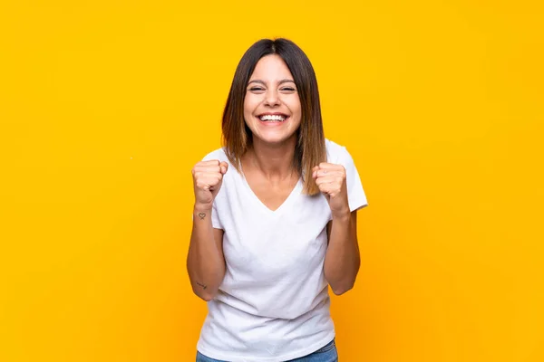 Mujer Joven Sobre Fondo Amarillo Aislado Celebrando Una Victoria Posición — Foto de Stock