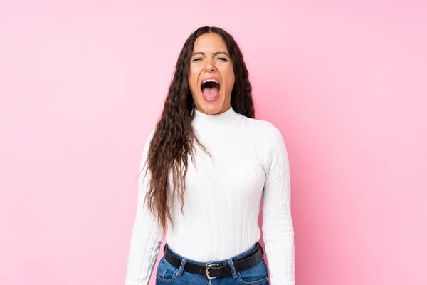 Junge Frau Auf Isoliertem Rosa Hintergrund Schreit Mit Weit Geöffnetem — Stockfoto