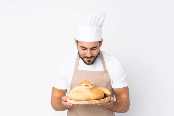 Man Bagare Håller Ett Bord Med Flera Bröd Isolerad Vit — Stockfoto