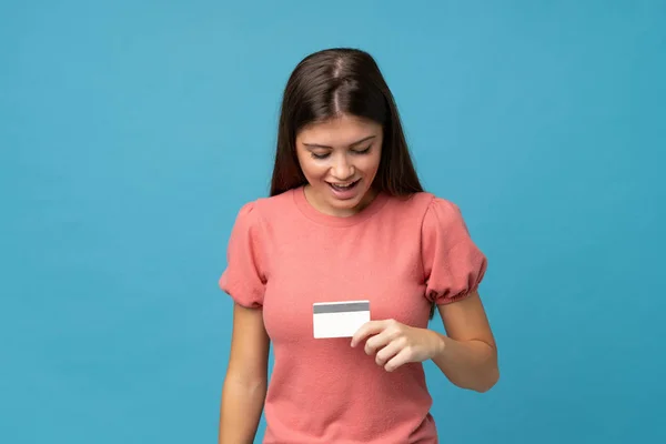 Mujer Joven Sobre Fondo Azul Aislado Sosteniendo Una Tarjeta Crédito — Foto de Stock