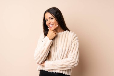 Izole arka plan üzerinde genç kadın gülümseyerek