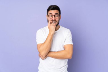 Kafkasyalı yakışıklı, soyutlanmış bir geçmişi var. Gergin ve korkmuş.