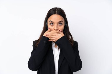 Genç pazarlamacı kadın beyaz arka planda izole edilmiş, ağzı elleriyle kapatıyor.