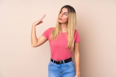 Genç Uruguaylı kadın yorgun ve hasta bir ifadeyle izole edilmiş.