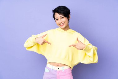 Genç Vietnamlı bir kadın, kısa saçlı, soyutlanmış mor bir geçmişi var gururlu ve kendinden memnun.