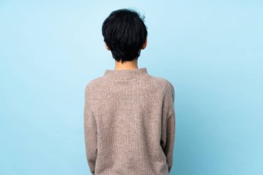 Genç Vietnamlı bir kadın, kısa saçlı, izole bir geçmişi var.