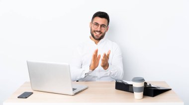 İş yerinde genç bir işadamı bir konferansta sunumdan sonra alkışlıyor