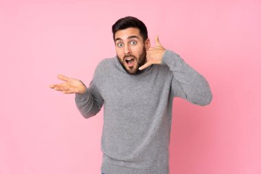 Kafkasyalı yakışıklı adam izole edilmiş geçmişinde telefon jestleri yapıyor ve kuşkulanıyor