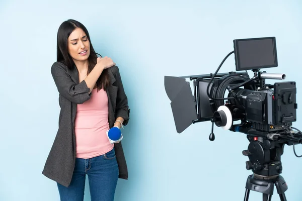 Mulher Repórter Segurando Microfone Relatando Notícias Isoladas Fundo Azul Sofrendo — Fotografia de Stock