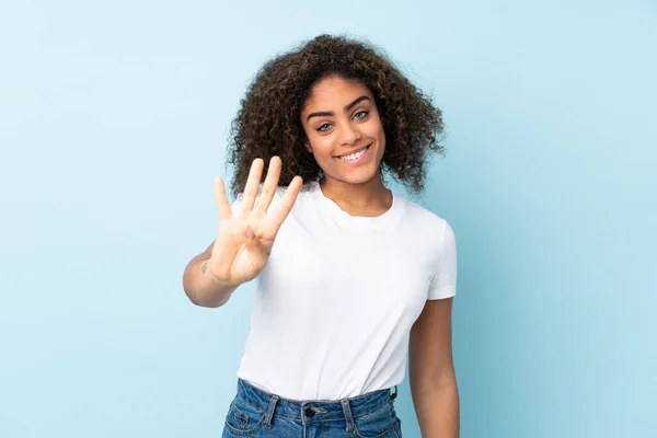 Молода Афроамериканська Жінка Ізольована Синьому Фоні Щаслива Порахована Чотирма Пальцями — стокове фото