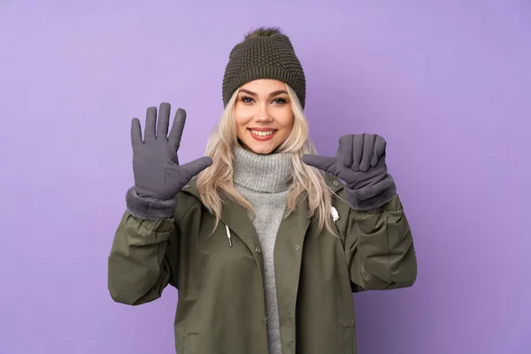 Teenager Blonde Mädchen Mit Wintermütze Über Isolierten Lila Hintergrund Zählen — Stockfoto