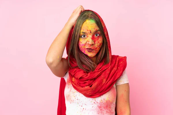Yüzünde Renkli Vadi Tozları Olan Genç Hintli Kadın Pembe Arka — Stok fotoğraf