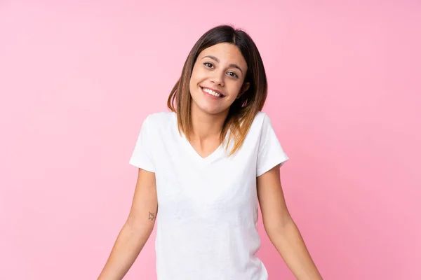 Jovem Mulher Sobre Isolado Fundo Rosa Sorrindo — Fotografia de Stock