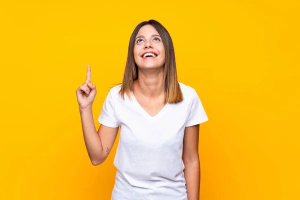 Giovane Donna Sfondo Giallo Isolato Che Punta Verso Alto Sorpreso — Foto Stock