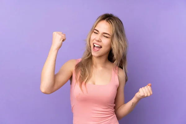 Adolescente Rusa Chica Aislado Púrpura Fondo Celebrando Una Victoria —  Fotos de Stock