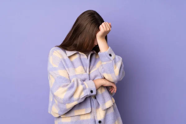 Tiener Kaukasisch Meisje Geïsoleerd Paarse Achtergrond Met Hoofdpijn — Stockfoto