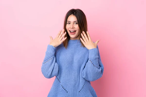 Mujer Joven Con Suéter Azul Sobre Fondo Rosa Aislado Con —  Fotos de Stock