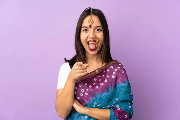 Jeune Femme Indienne Isolée Sur Fond Violet Surpris Pointant Devant — Photo