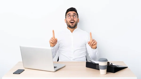 Jovem Empresário Local Trabalho Surpreso Apontando Para Cima — Fotografia de Stock