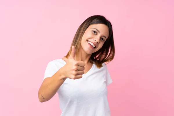 Jonge Vrouw Geïsoleerde Roze Achtergrond Met Duimen Omhoog Omdat Iets — Stockfoto