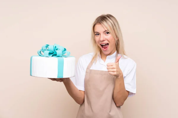 Jeune Femme Russe Avec Gros Gâteau Sur Fond Isolé — Photo